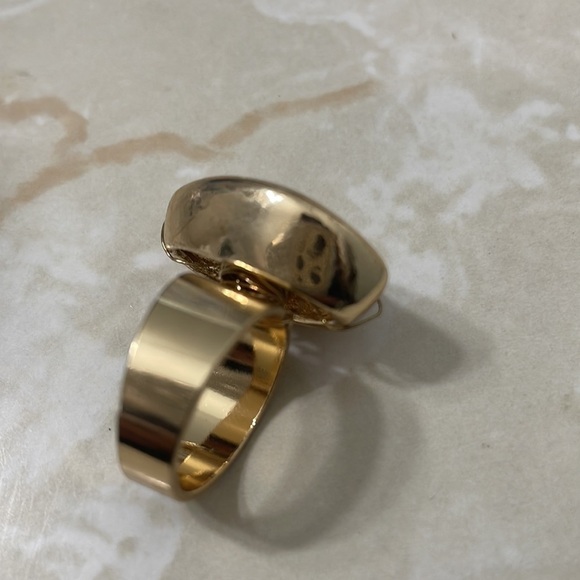 Urban Outfitters Gold Cowrie Shell Ring - Picture 5 of 10